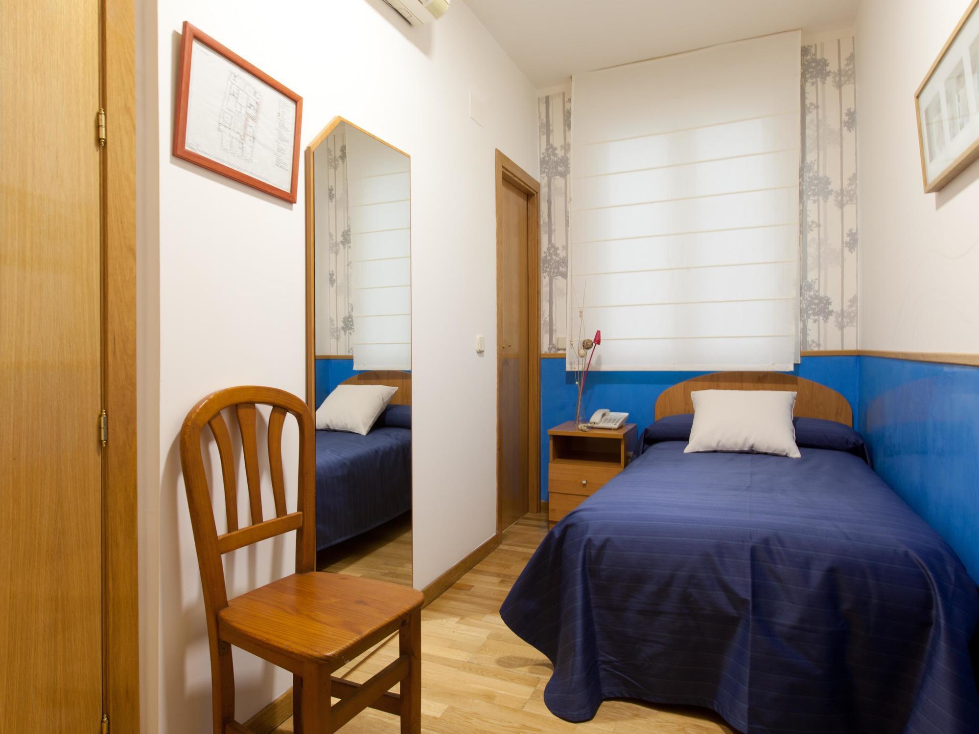 Hostal Montaloya Madrid Eksteriør billede
