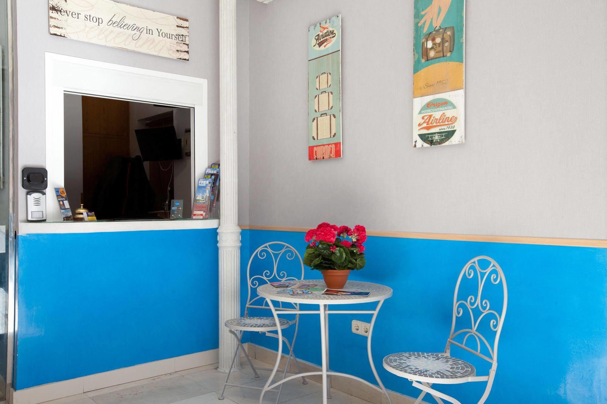 Hostal Montaloya Madrid Eksteriør billede