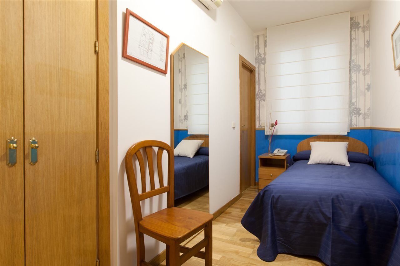 Hostal Montaloya Madrid Eksteriør billede